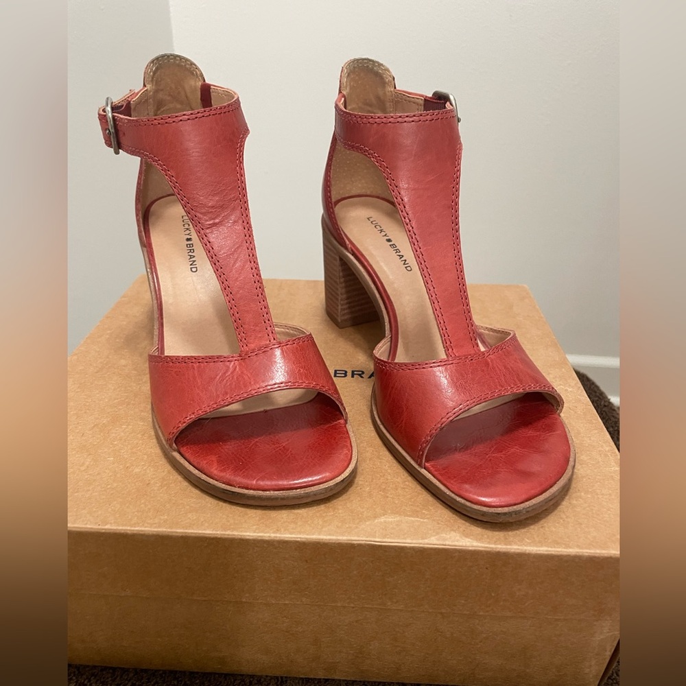 Lucky Brand Red Sabeni T-Strap Sandals size 7